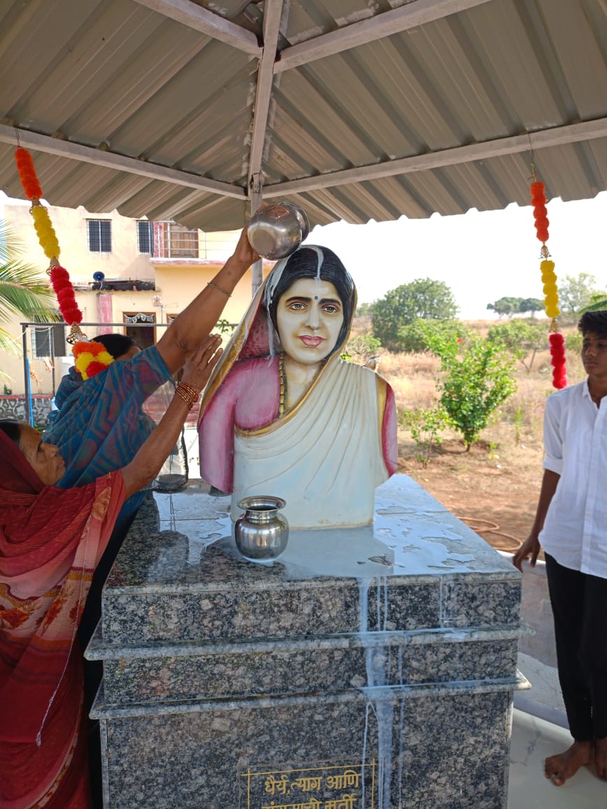 Devotees at darshan